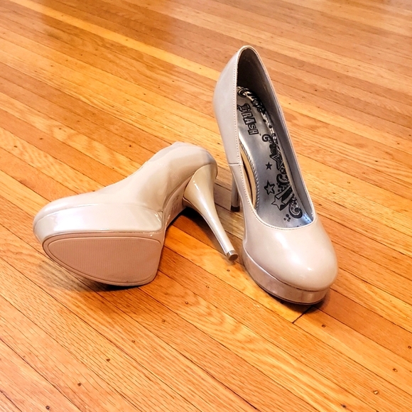 Size 10 tan stilletos, 5 in heel, barely worn. - Picture 3 of 4
